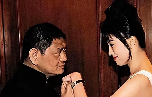 没女人吃不下饭？台湾丑男富豪花20亿泡妞，64岁惨死无人问津