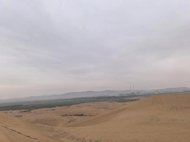 腾格里沙漠的清晨