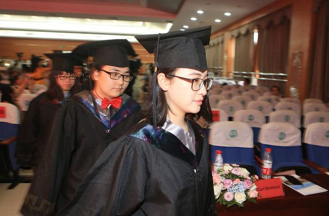 美国砸重金挖顶尖人才，我国人才外流不少，为啥还能迅速崛起？