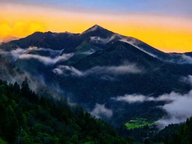 雪山作序 彩林入画 “阿坝冰雪之夜”发出最美秋日邀约
