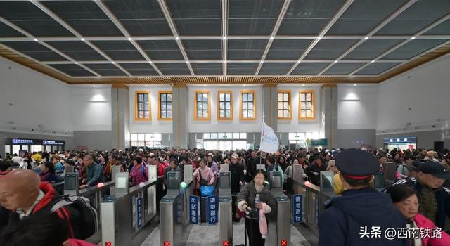 动车出行有多火?这个景区打破40年客流量纪录!