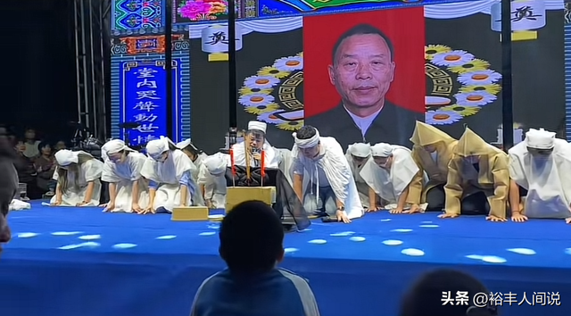 曝湖南邵东富豪李伯亮去世，免费请吃席，摆两条街，30多人抬棺