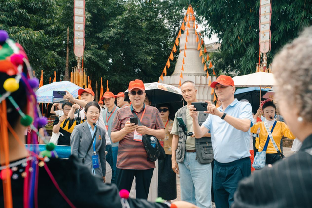 全国劳模代表团赴云南民族村参观考察