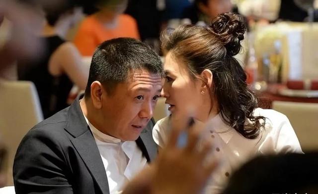 李小冉罕见与老公合影，穿衬衫+半身裙像个学生，大6岁的他像爸爸