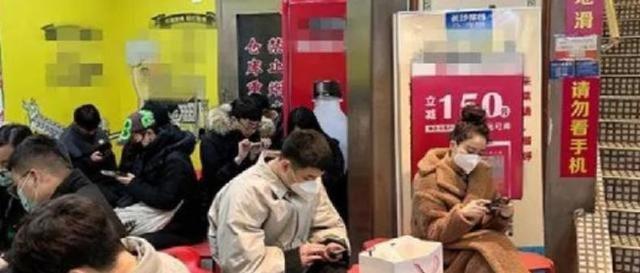 48岁左小青街头撸串太接地气	，生图状态曝光，网友直呼不敢信