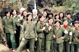 越南自卫反击战，一群女子不顾前线硝烟弥漫，毅然扛枪上战场！图片
