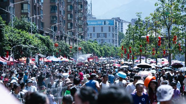 广东连山“七月香”：壮瑶汉各族儿女戏水祈福 水韵氧吧城清凉一夏