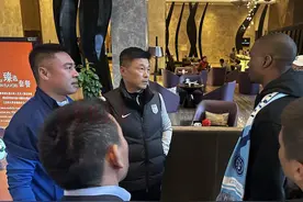 大连英博老总王魁探望球队，一年来，家人从不理解转变为大力支持图片