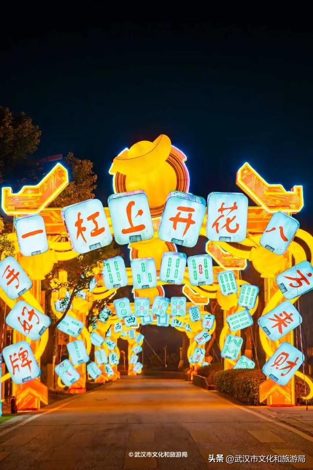 武汉最大发财树，三层楼高，明天亮！