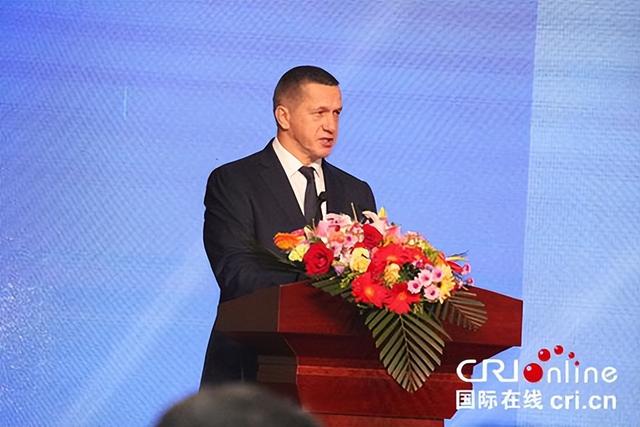 普京专机离开北京后，刚飞出中俄国境线，马上降落在了海参崴