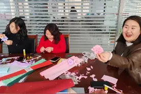 “巧手绽芬芳，花情暖人心”东辰杏花社区开展妇女节手工花束制作活动图片