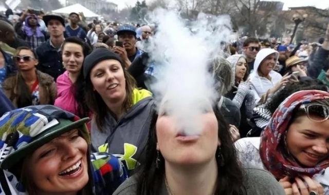 特朗普举着孩子照片，向哭泣的母亲承诺：我相信中国会执行死刑的