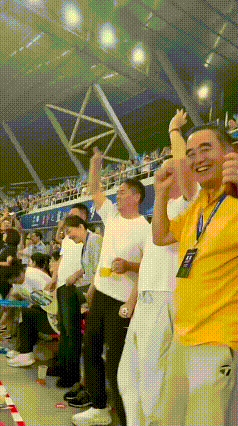 刘强东去看苏超了，喝着啤酒跳着舞，情绪好嗨，市长在旁边吹喇叭