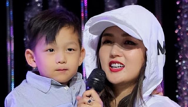 39岁何洁不忍直视，腋下勒出副乳肚子三层肉，要养4个娃操劳疲惫