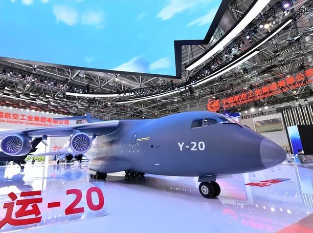 中美差距那么大？张召忠：美国就算一动不动	，中国20年也追不上！