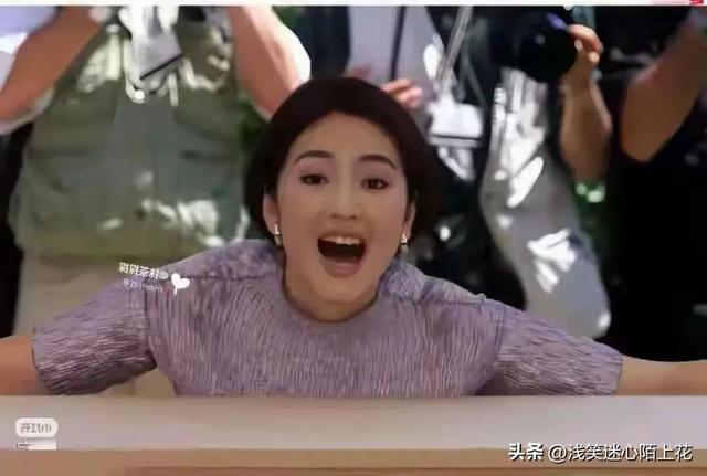 天呐！巩俐这身材太惊艳了，胸围几乎到肚脐，状态却依旧十分亮眼
