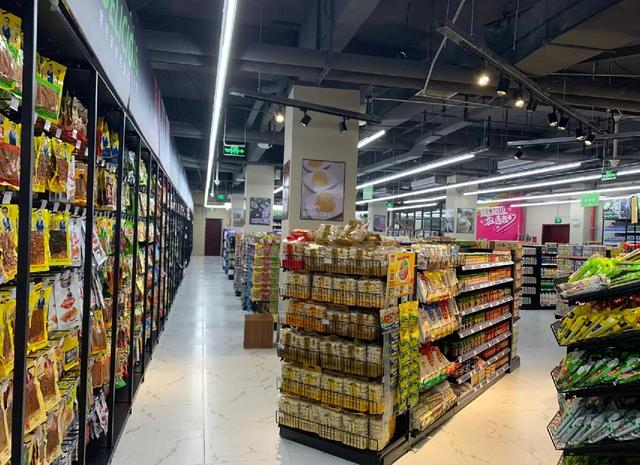 当5块钱12瓶的矿泉水开始出现：中国进入了硬折扣时代