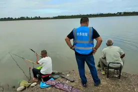 危险，超6100人次被劝阻！潮白河畔，仍然有人无视警示撒网捞鱼！图片