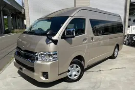 丰田海狮四驱露营车，普拉多同款2.7L排量，标配休闲U型大沙发图片
