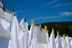 洗完衣服，正着晒还是反着晒？原来一直没做对，难怪衣服旧得快图片