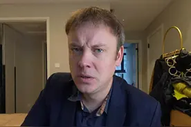 外国男子中国绿卡被注销，捂脸痛哭，结果竟收到了“中国五星卡”图片