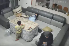女孩突然倒下抽搐，手脚都肿了！这个习惯很多人都有！图片