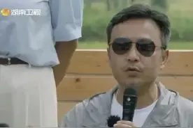 岁月不饶人！50岁的汪涵怎么老成这样了，头发胡子发白引网友热议图片