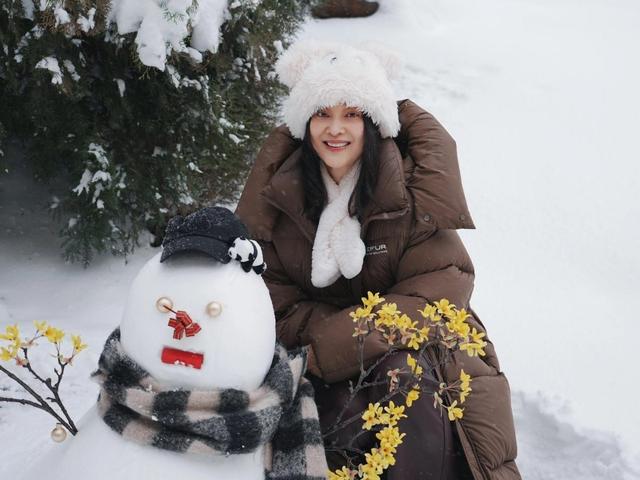 看了梅婷的穿搭，我悟了：羽绒服不配半身裙、高跟鞋，更高级惊艳