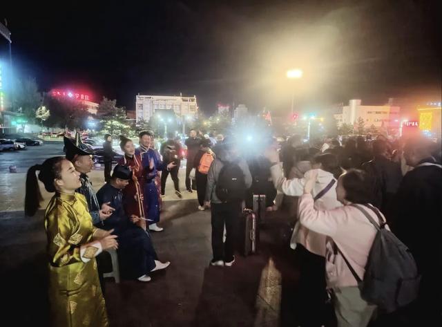 山东首趟赏秋专列抵达乌兰浩特！400人共举“下马酒”体验太独特！