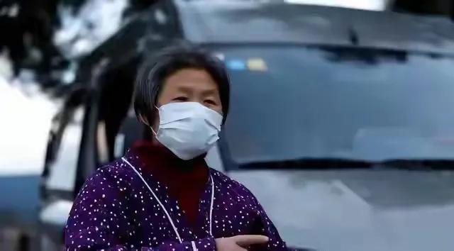 上海71岁独居老人卖掉房子自驾九年， 拒绝留钱给亲人 。