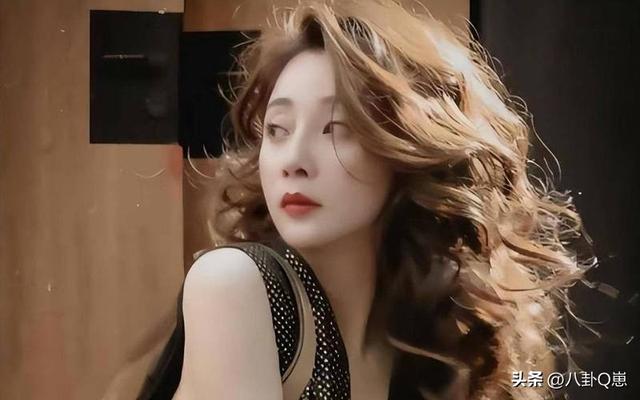 她是演员中的富婆，豪车多的开不过来，如今45岁却像年龄少女
