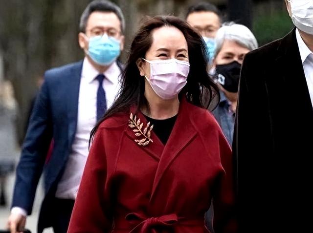 看了孟晚舟的穿搭，我悟了：大衣不配丝袜、靴子，才更高级又显贵