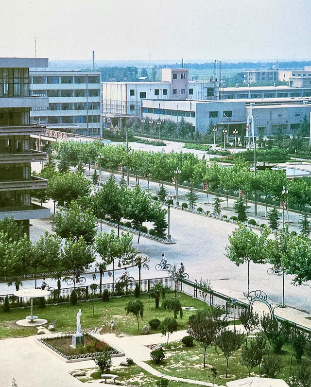1987年的咸阳，钟楼前的这条街你还记得吗？
