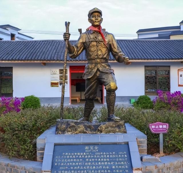 老人在北京军博偷摸文物被制止，他却语出惊人：我背它走完的长征