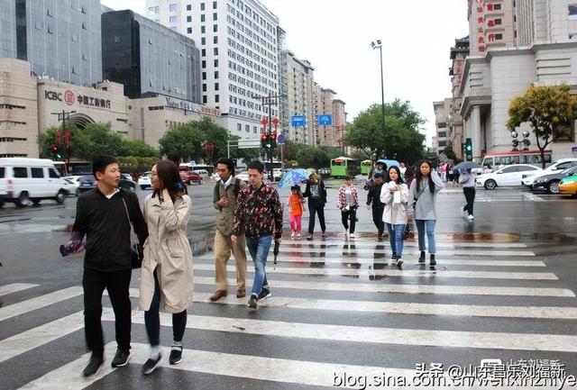 秋雨中的“西安回民街”街市（“陕西之旅”之六）
