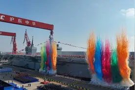 “闪电航母”横空出世，076战斗力堪比中型航母，或改变战争模式图片