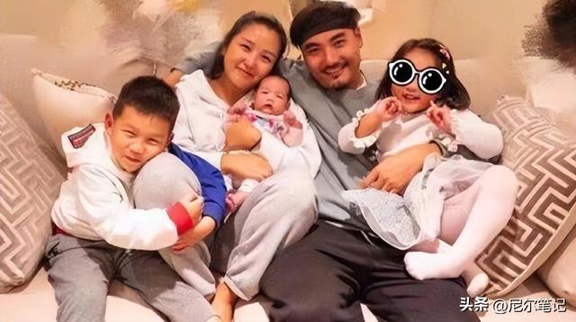 39岁何洁演唱会状态曝光，肚子三层肉腋下勒出副乳，养4娃显疲惫