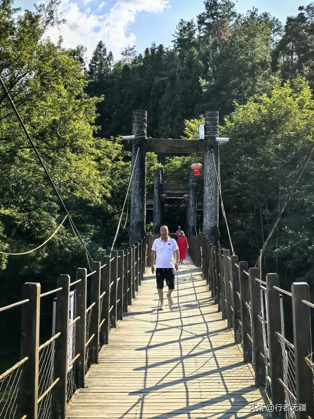 梵净山下寨沙行：八月午后的吊桥与侗家烟火
