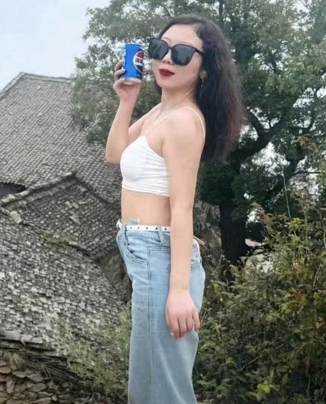 陕西女教师事件持续升温，知情者爆料：抽烟穿吊带，还有多名男友