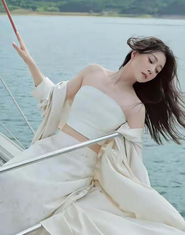她是演员中的女富豪，豪车多的开不过来，如今45岁却活得像20岁