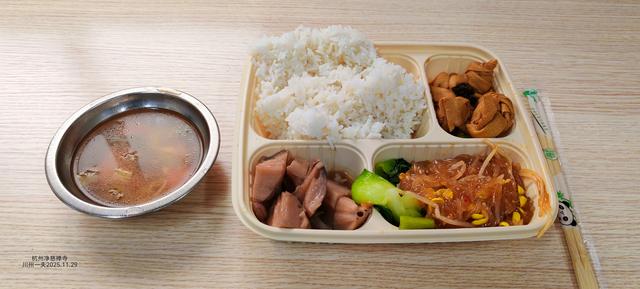 我在杭州的净寺吃了斋饭