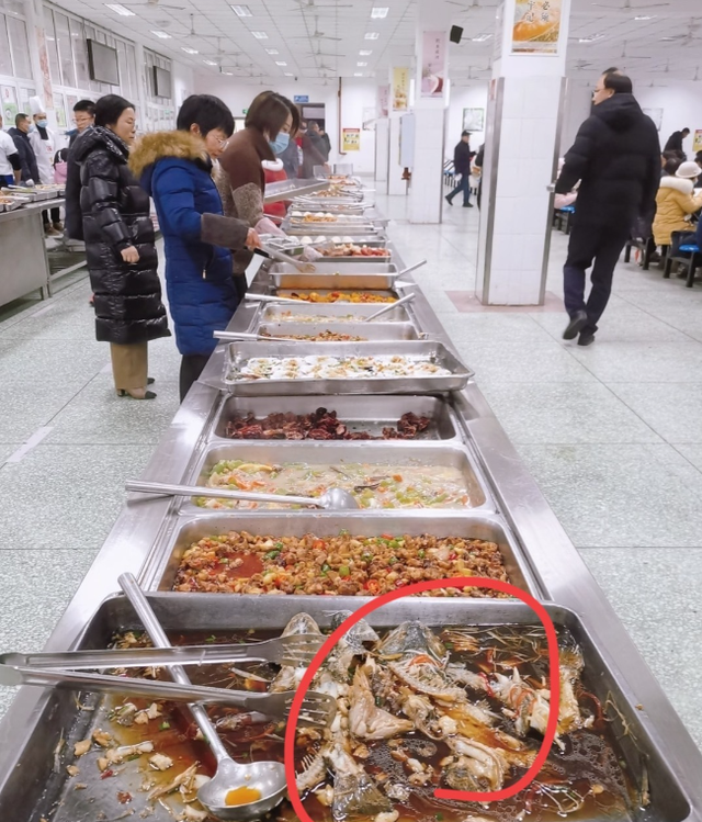北京下了死命令	，2027年底前，所有中小学必须告别“校外配餐”