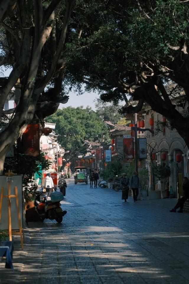 喝井水，烤豆腐，云南这座活着的千年古城，和杭州同名