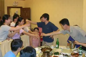 酒桌上不同场合如何敬酒？学会这3套“发言话术”，让你事半功倍图片