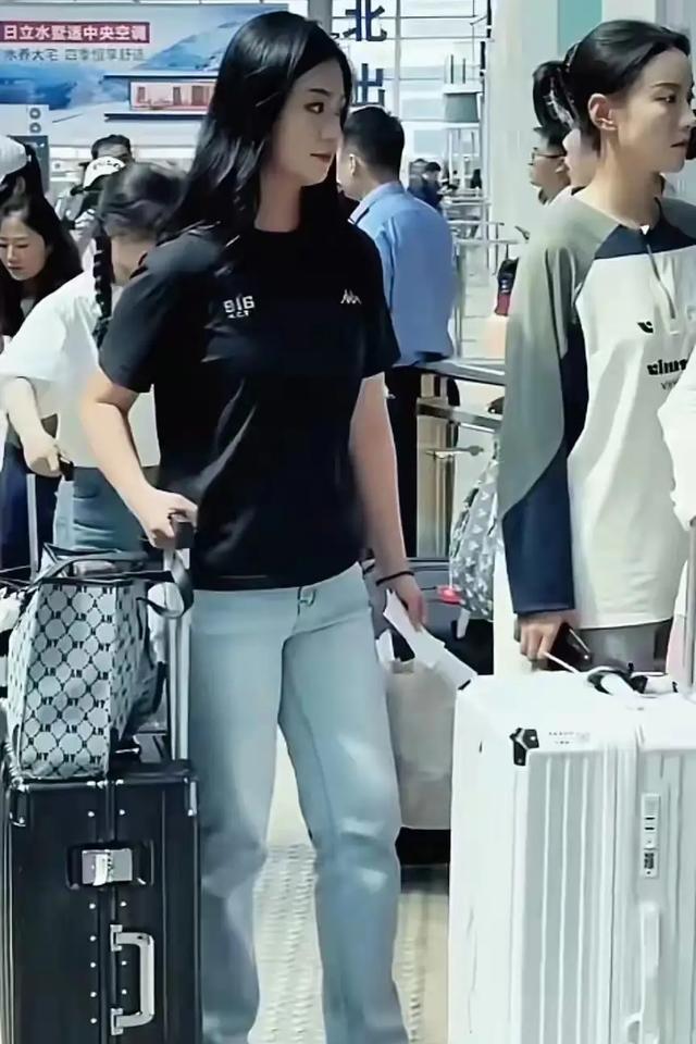 93阅兵女兵返程，部分靴子来不及换，个个都长得高，英姿飒爽真靓