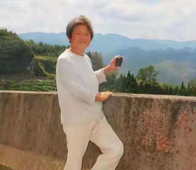 上海71岁独居老人卖掉房子自驾九年， 拒绝留钱给亲人 。