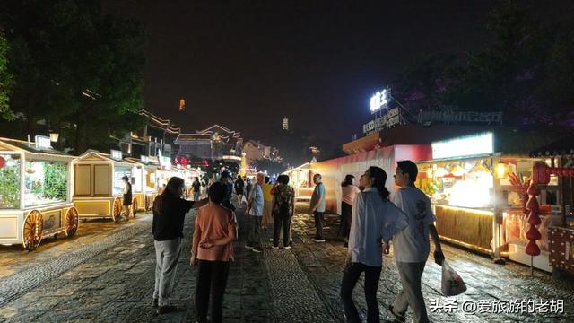 2013年建成的广西古镇，占地40万平方米，白天空荡荡夜晚十分热闹