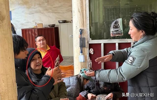 面相又变了! 49岁赵薇广东吃饭又老又凶, 当年的小燕子再也回不去了