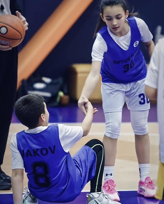 偶遇体育馆篮球赛，发现昔日娇气小公主变身运动健将，背后教育