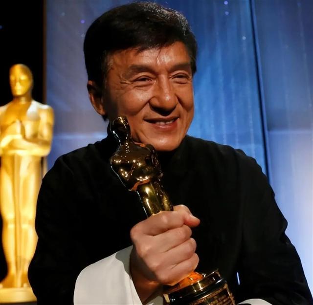 官媒对成龙的称呼变了，三字之差释放强烈信号，王晶的话有人信了